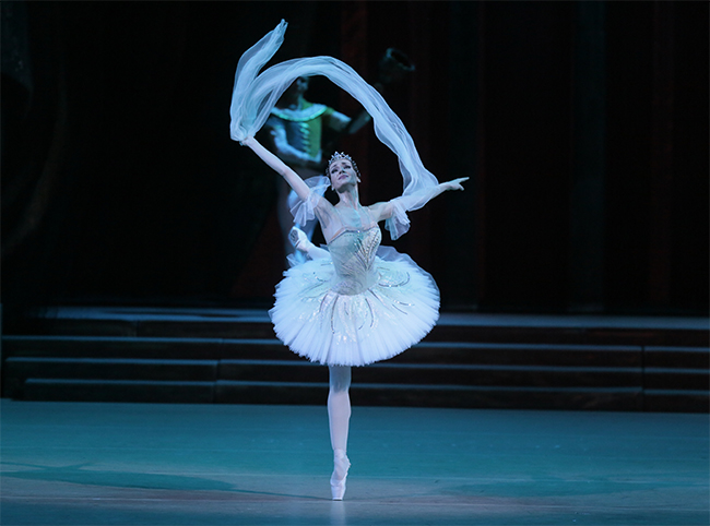 Yulia Stepanova as Raymonda. Photo by Damir Yusupov.